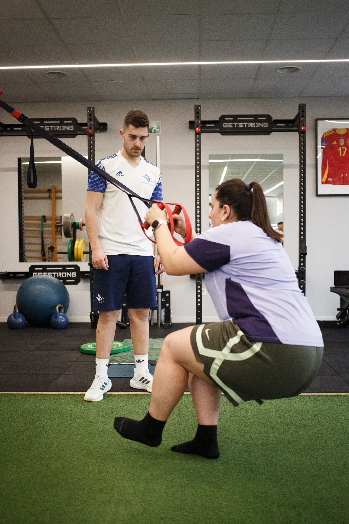 Entrenamiento personal en Pola de Siero, entrenador corrigiendo a deportista